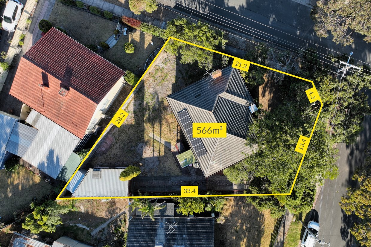 Aerial view — 566m² lot with boundary dimensions